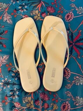 Riviero Women's Light Lemon Yellow Patent Square-Toe Flip Flop Sandals